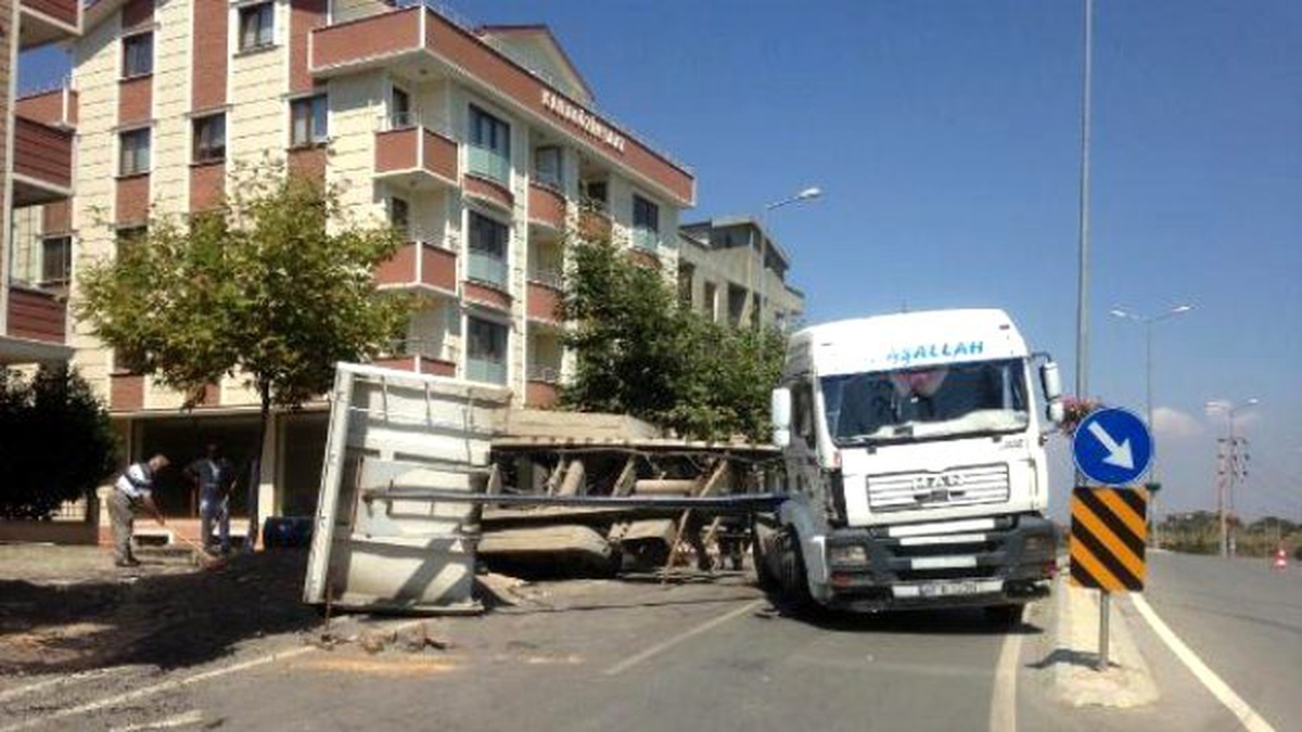 Asfalt Yüklü TIR\'ın Dorsesi Yol Ortasında Yan Yattı