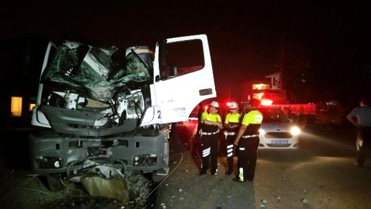 Beton Mikseri Aydınlatma Direğine Çarptı: 1 Yaralı