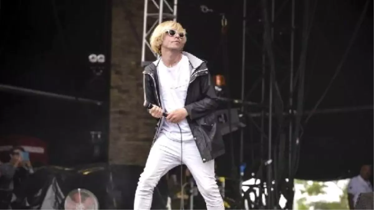 British Rock Singer Tim Burgess Leaves Free Concert Tickets Across Istanbul