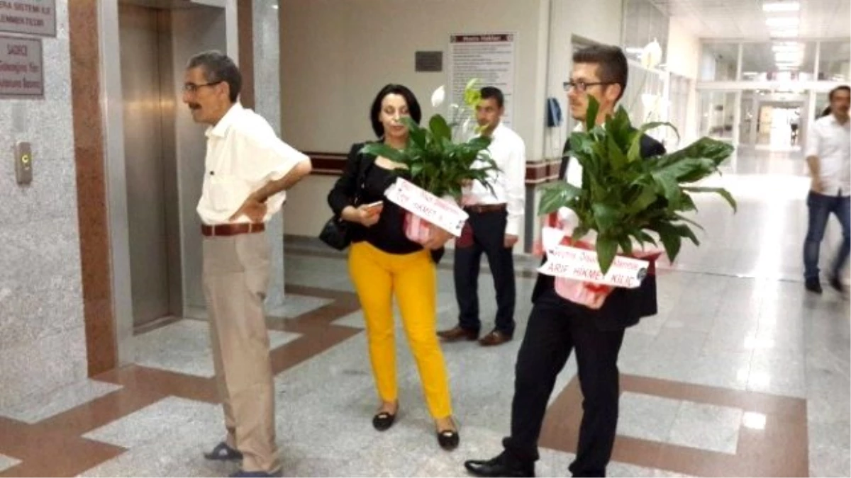 Çat Belediye Başkanından Hastanede Yatan Hastalara Çiçek ve Şeker