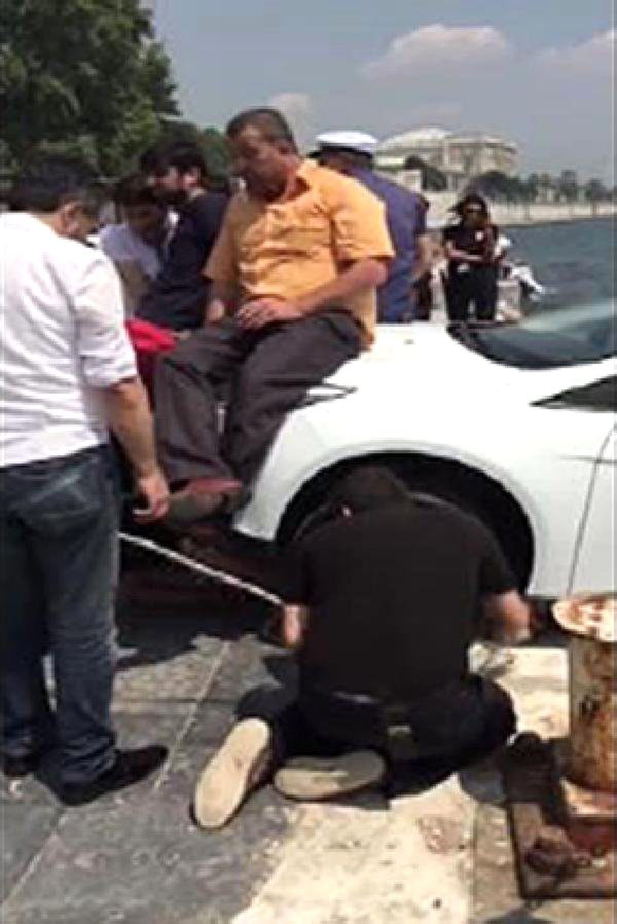 Dolmabahçe\'de Denize Düşmek Üzere Olan Otomobil Böyle Kurtarıldı