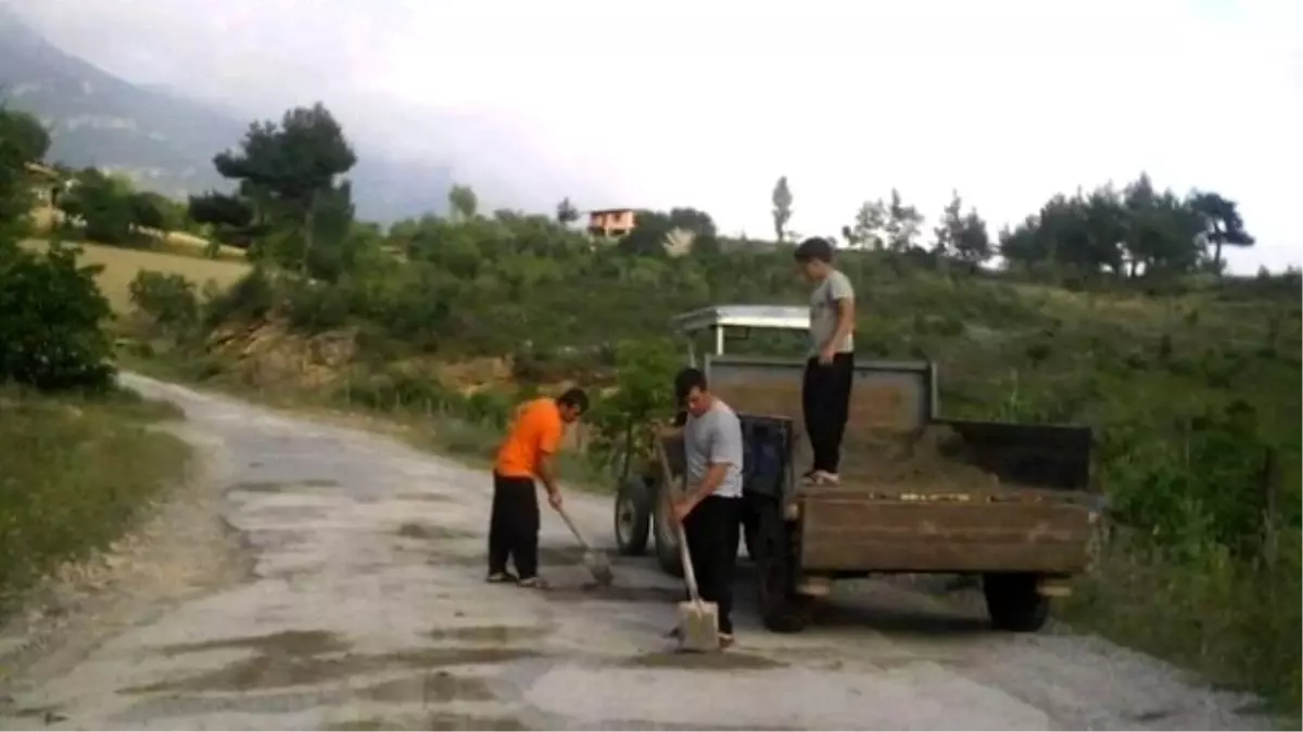 Feke\'de Vatandaş Kendi Yolunu Kendisi Yapıyor