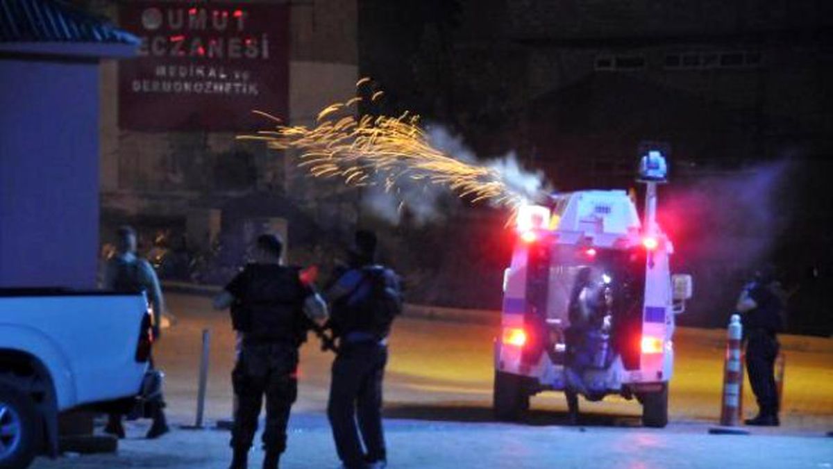 Hakkari'de Cezaevine Ses Bombası, Yüksekova'da Jandarmaya Roketli Saldırı