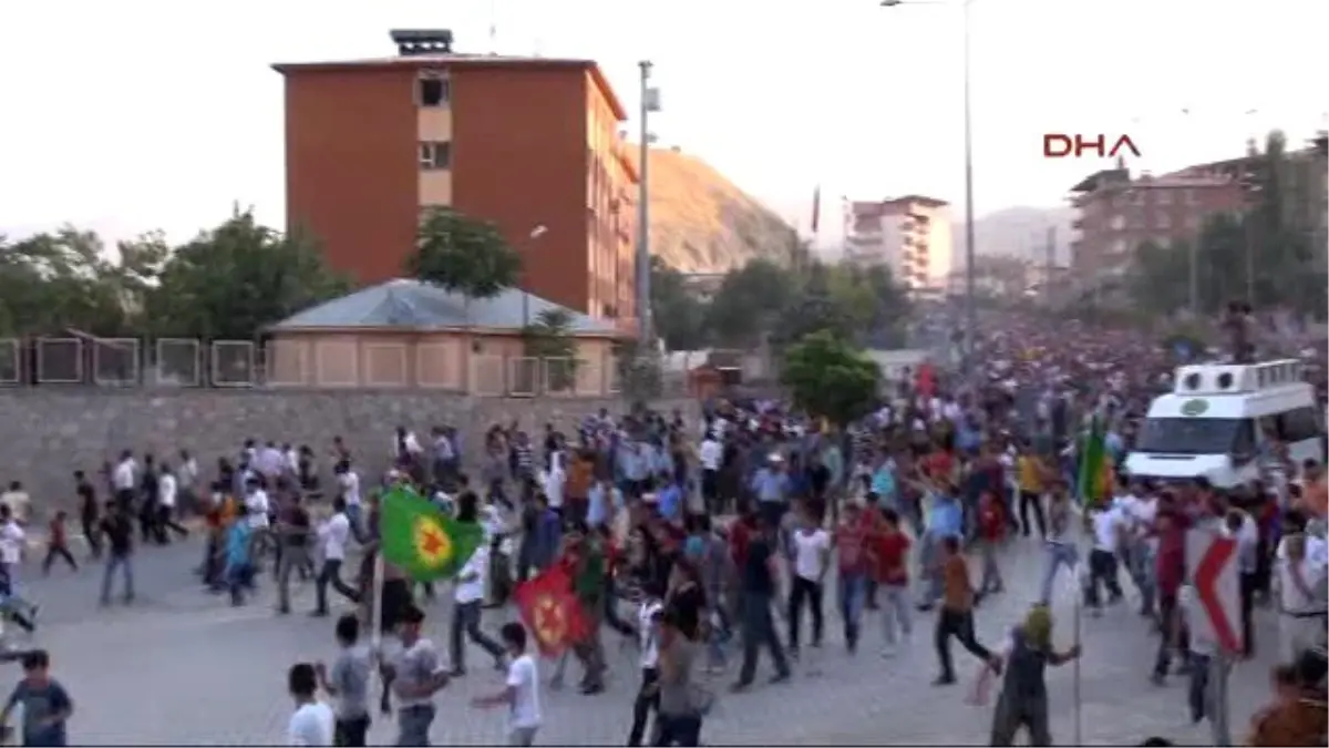 Hakkari PKK\'lı Cenazesinin Emniyet Müdürlüğünün Önünden Geçişi Sırasında Gerginlik, Polis Havaya...