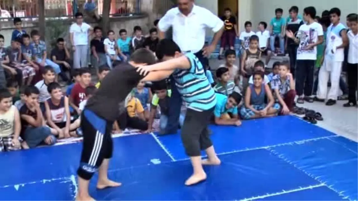 Adıyaman\'da Hem Kur\'an Öğreniyorlar Hem Spor Yapıyorlar