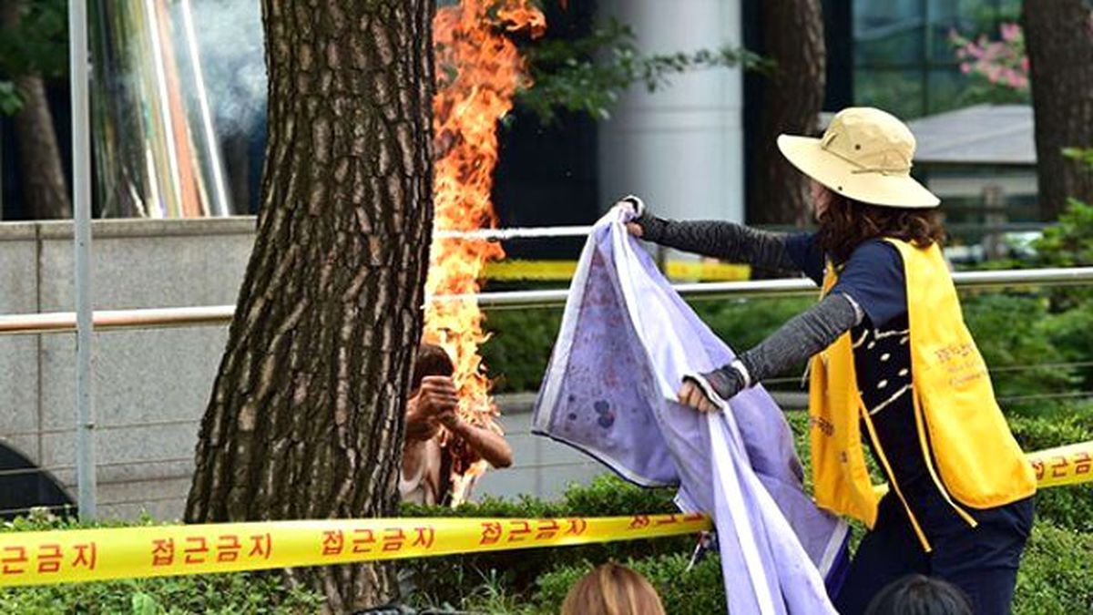 Japonya'yı Protesto Eden Güney Koreli Kendini Yaktı