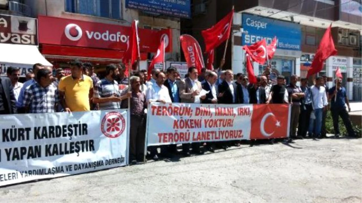 Mardin\'de Korucular, PKK\'nın Derneklerini Kundaklamasını Protesto Etti