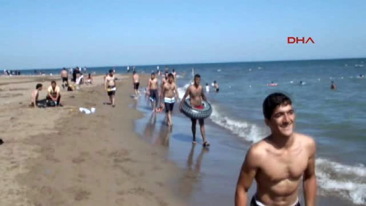 Mersin Boğulmayı Göze Alıp Denize Giriyorlar