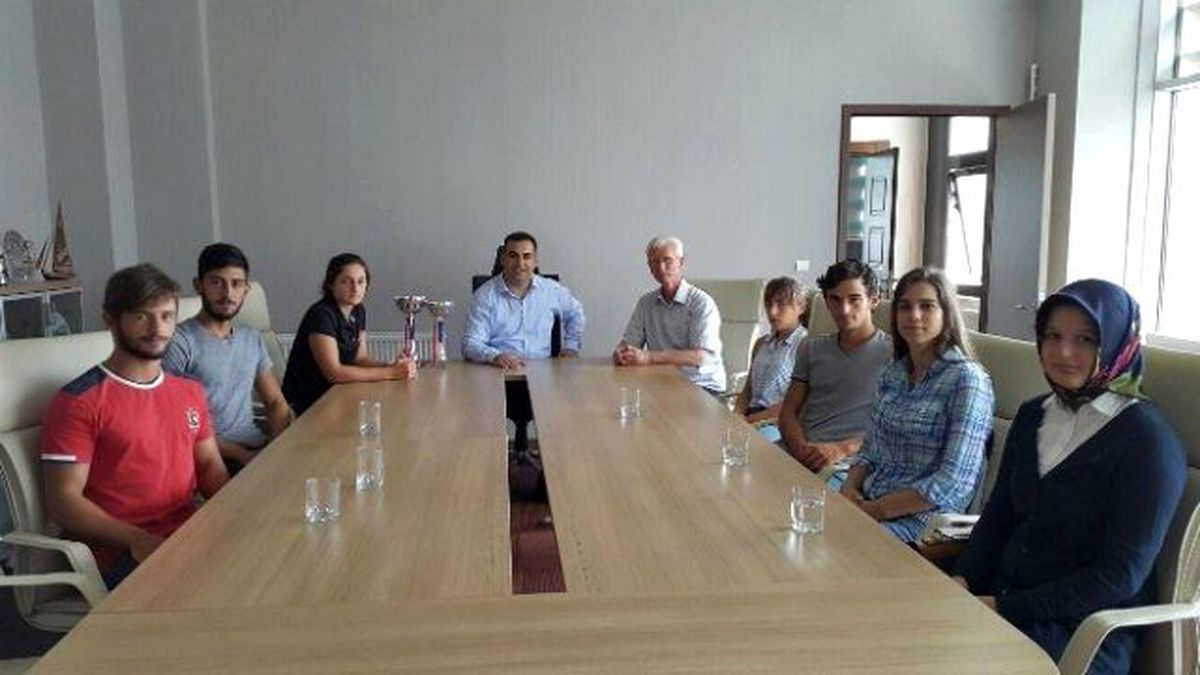 Rize\'li Başarılı Kanocular İl Müdürü Çelik\'i Ziyaret Etti