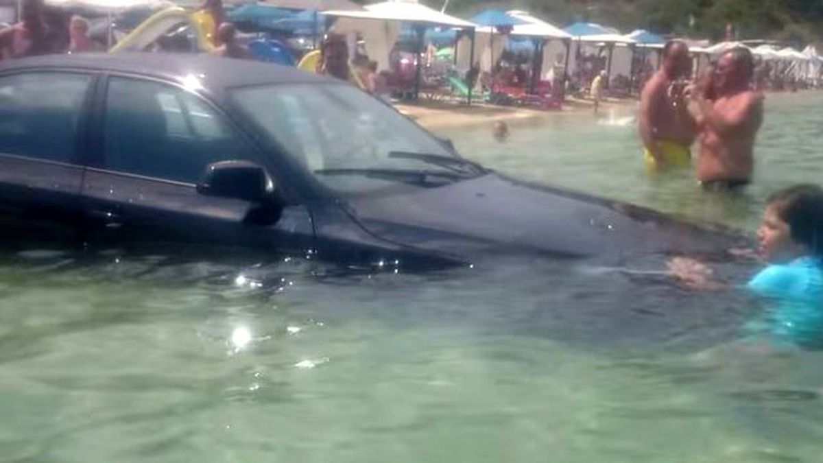 Romen Turist Denize Arabası ile Girdi, Herkes Cep Telefonuna Sarıldı