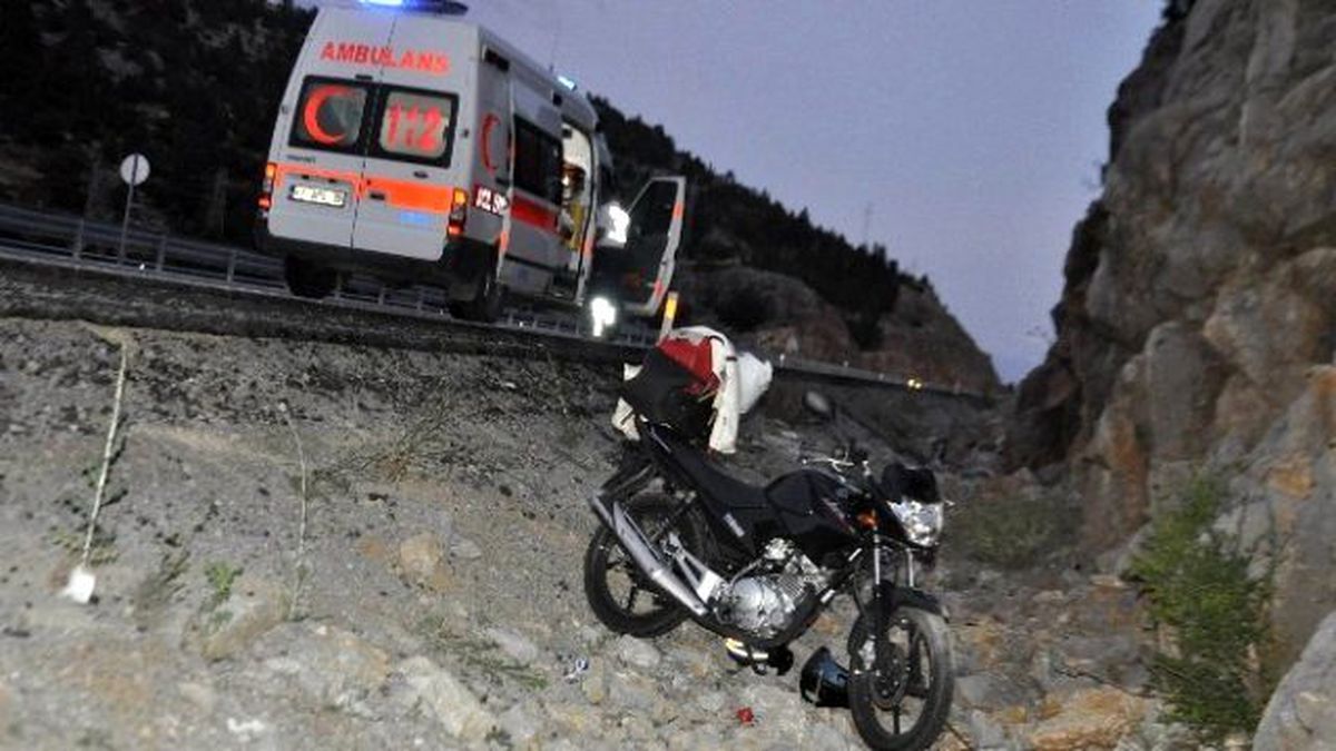 Seydişehir\'de Motosiklet Şarampole Devrildi: 2 Yaralı