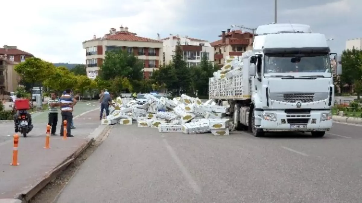 Viraja Kontrolsüz Giren Tır\'ın Üzenindeki Yalıtım Malzemeleri Yola Savruldu