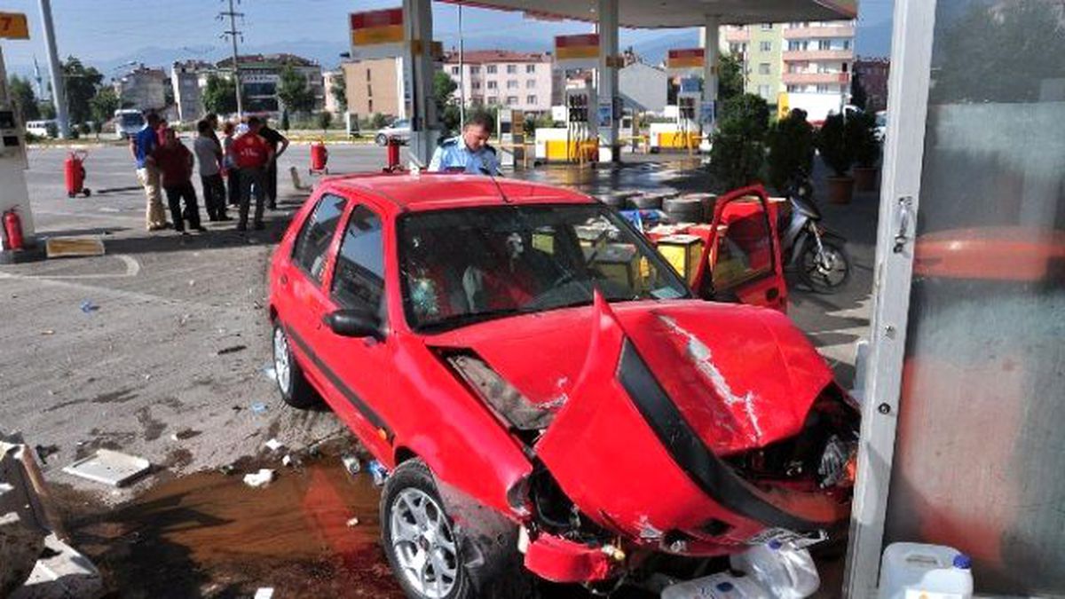 Bursa\'da Otomobil Petrol İstasyonuna Daldı