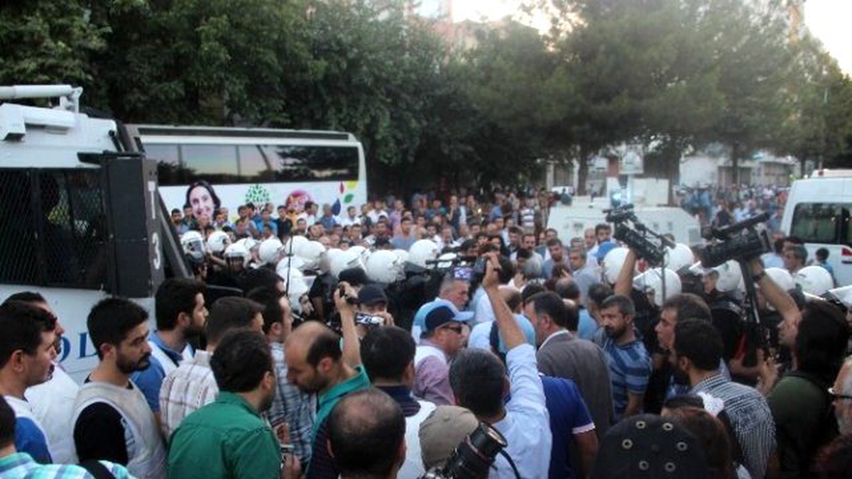 Diyarbakır\'da Hdp ve Dbp "Barış" Yürüyüşü Yaptı