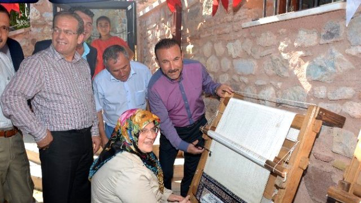Halıcılık Kursunun İlk Halıları Kesildi