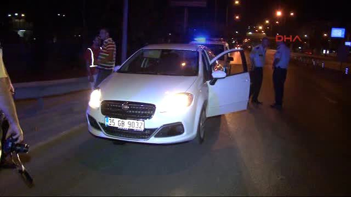 İzmir Sarhoş Sürücü Yolun Ortasında Sızdı