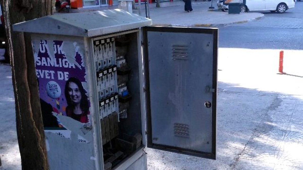 Kapağı Açık Elektrik Trafosu Ölüm Saçıyor