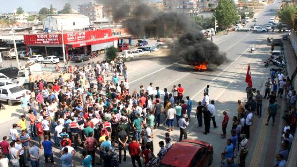 Kazaları Protesto Eden Grup Yolu Trafiğe Kapattı