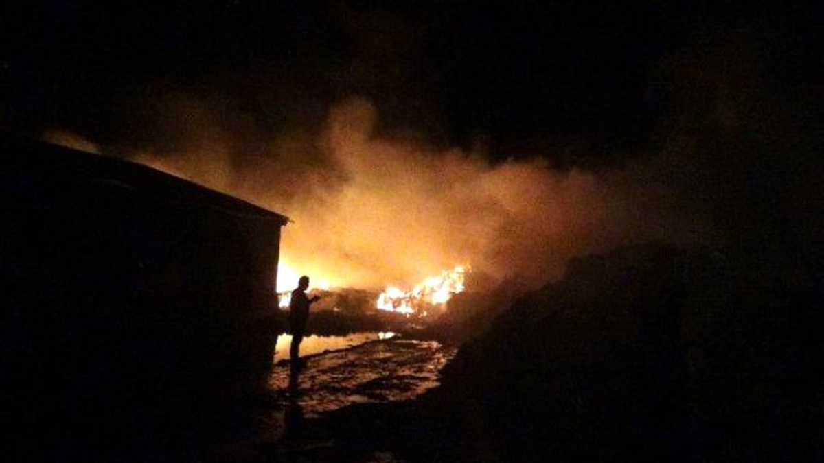 Kırklareli\'deki Yangında Yüzlerce Saman Balyası Kül Oldu