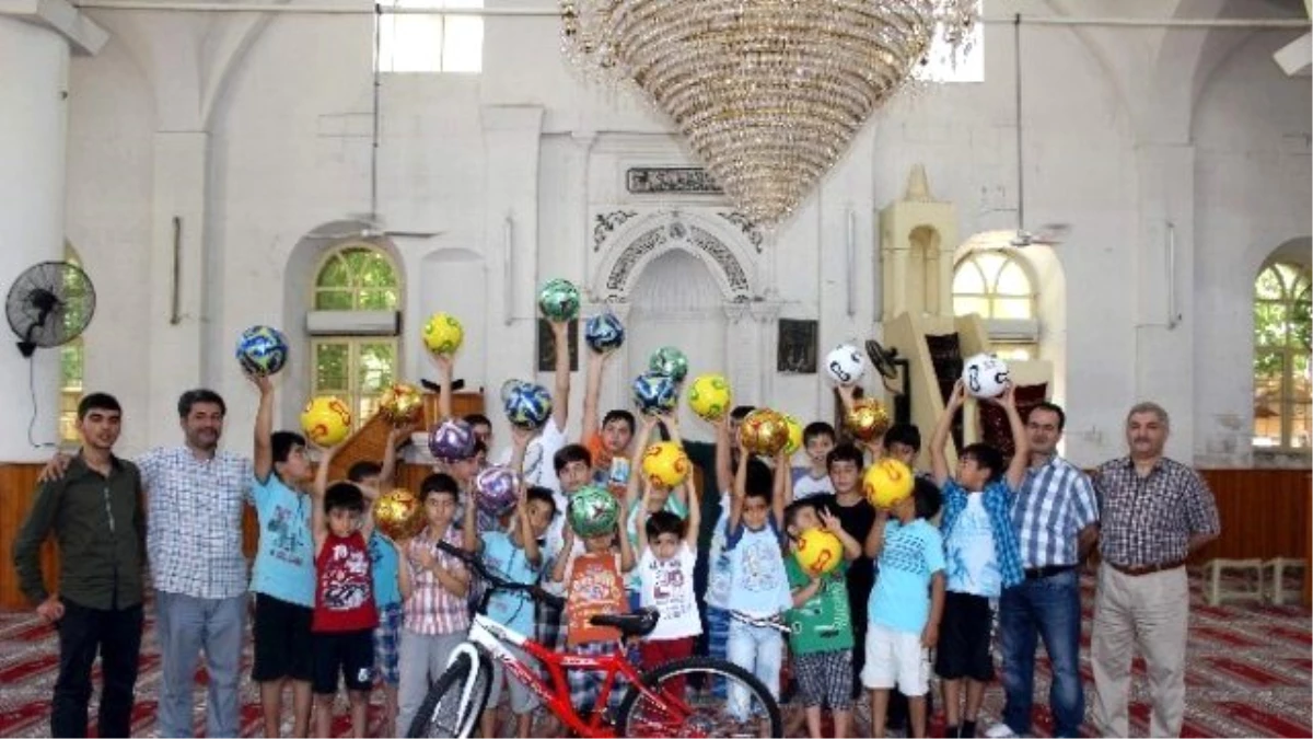 Kuran Kursu Öğrencilerine Bisiklet ve Futbol Topu Hediye Edildi