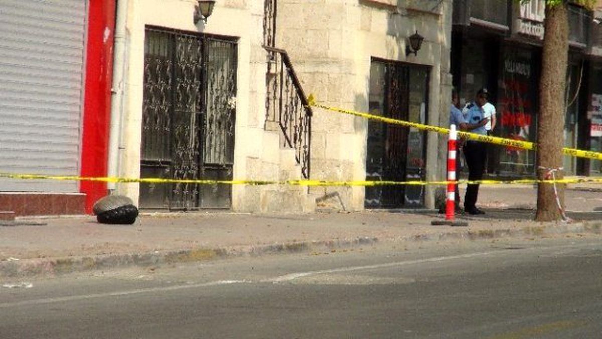 Mersin\'de Şüpheli Paket Bomba İmha Robotu ile Patlatıldı