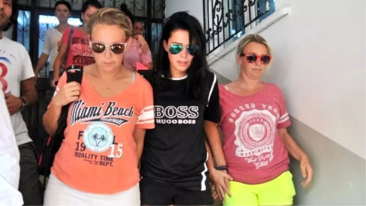 Norveçli Kaçak Kız Ağlayarak Ülkesine Döndü