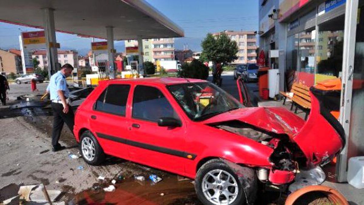 Otomobil Akaryakıt İstasyonuna Daldı: 2 Yaralı