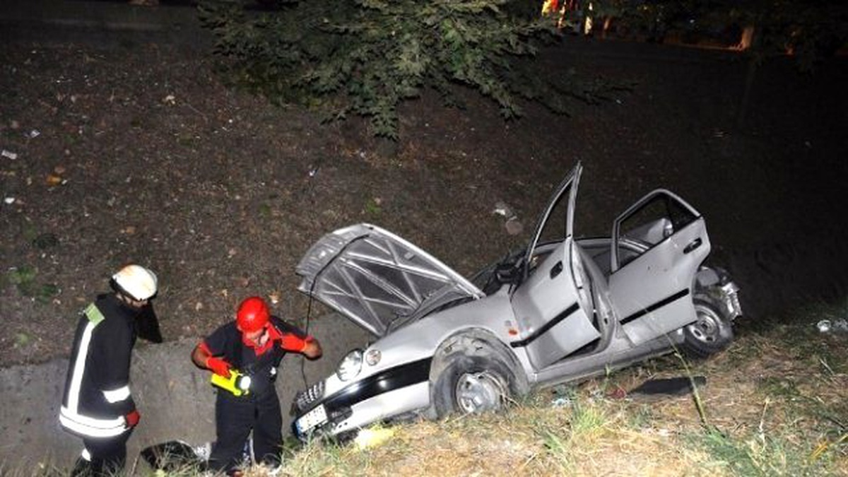 Otomobil Su Kanalına Uçtu: 4 Yaralı