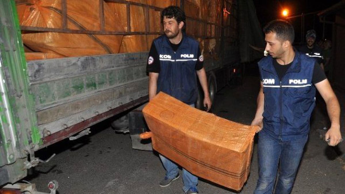 Polisin Durdurduğu TIR'dan 300 Bin Paket Kaçak Sigara Çıktı