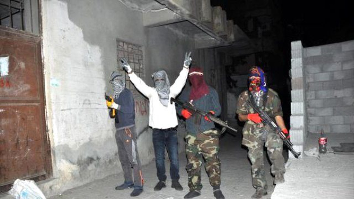 Silvan\'da Silahlı PKK\'lılar Mahallelere Hendek Kazıp Polisle Çatıştı