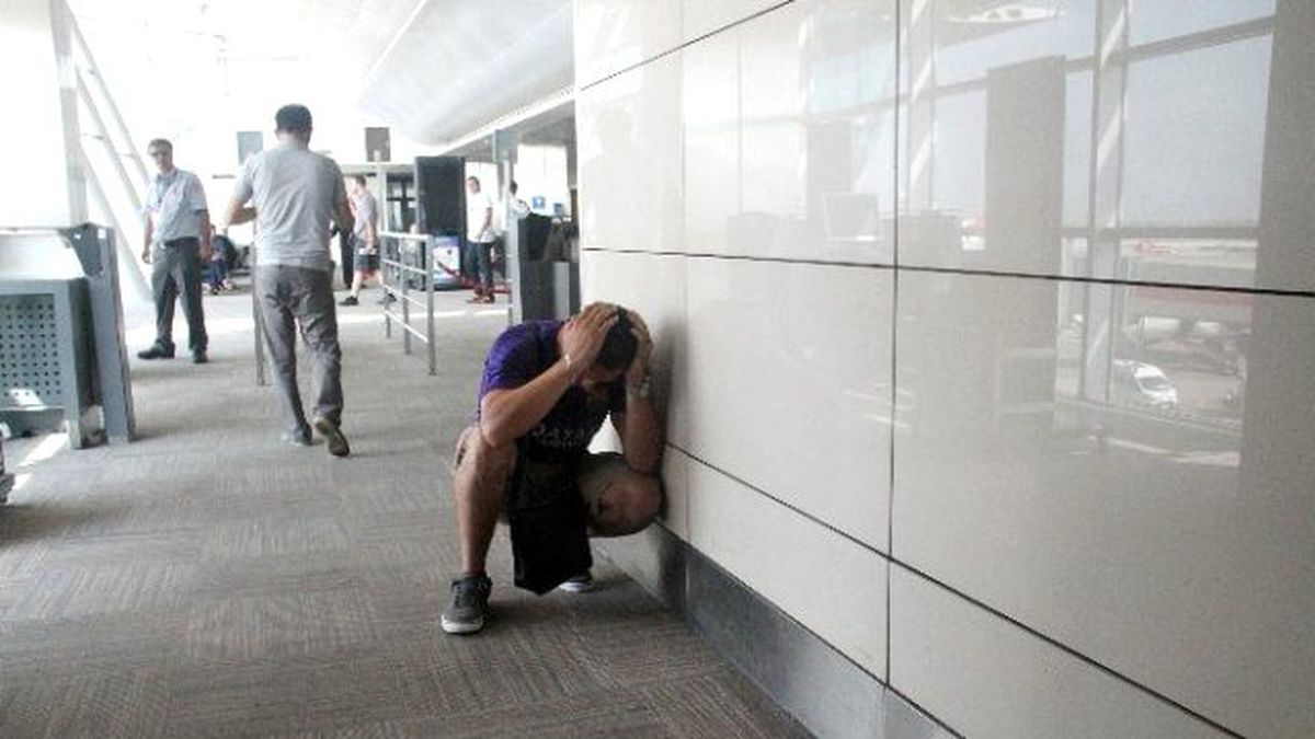 Terminal Camını Kırarak Kaçırdığı Uçağın Peşinden Koştu