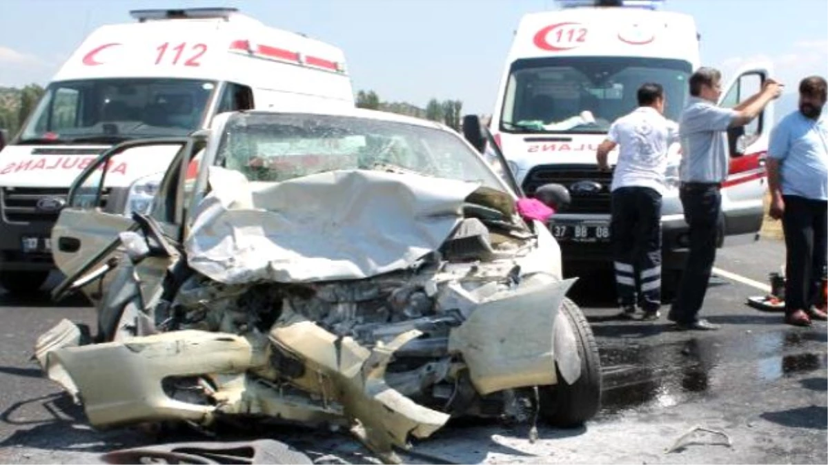Tosya\'da İki Otomobil Çarpıştı: 7 Yaralı