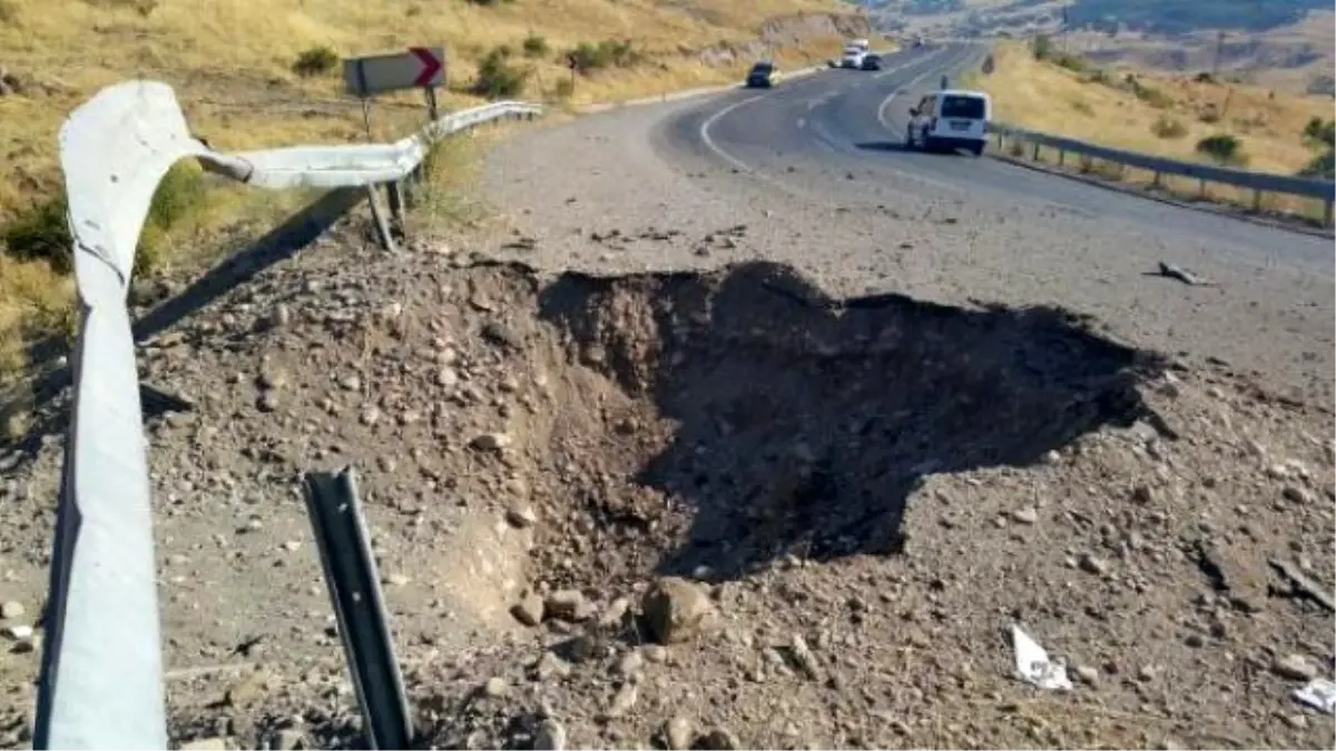 Tunceli-Elazığ Kara Yolunda Askeri Aracın Geçişi Sırasında Patlama!