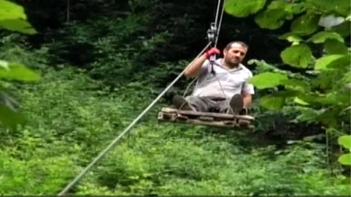 Yolu Olmayan Mahalleye İlkel Teleferikle Ulaşıyorlar