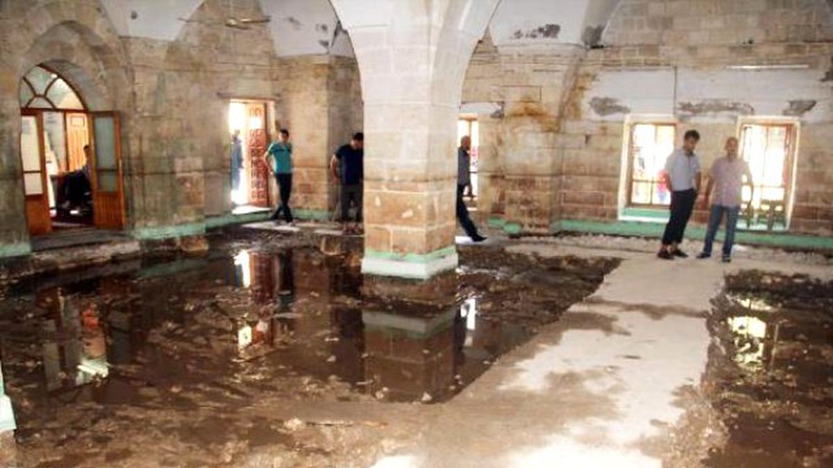 Balıklıgöl\'de Taban Suyu Yükselen Cami İbadete Kapatıldı