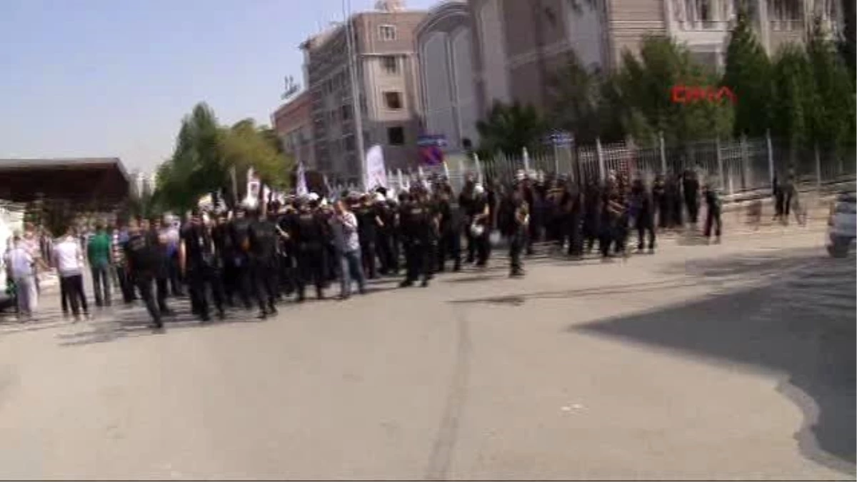 Çalışma Bakanlığı\'na Yürümek İsteyen Grup ile Polis Arasında Arbede Yaşandı -1