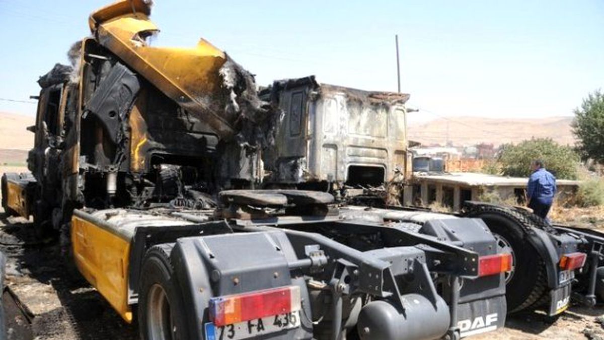 Cizre'de Park Halindeki 6 Araç Ateşe Verildi