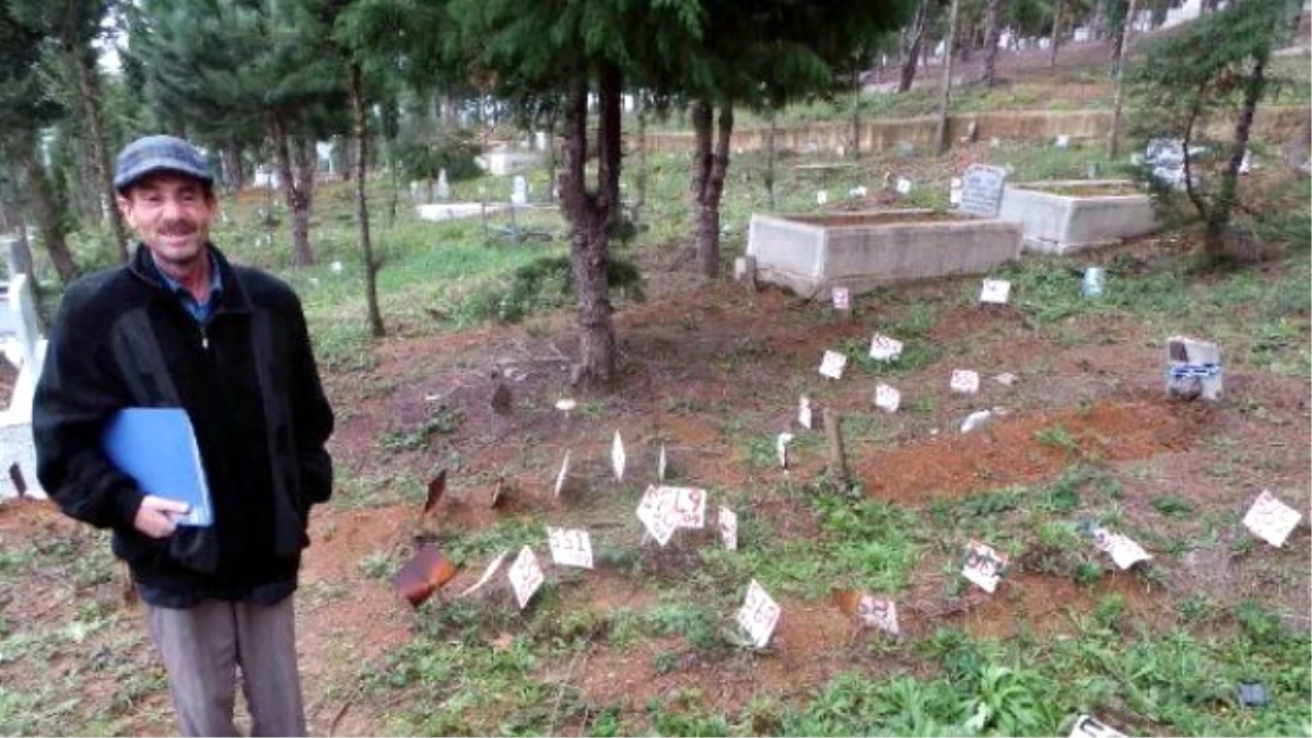 Depremde İzin Kaybettiği Eşinin Mezarını 15 Yıl Sonra Buldu, Bir Yıldır Memleketine Naklettiremiyor