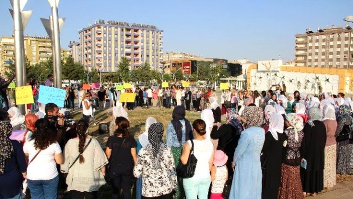 Diyarbakır\'da Anneler "Barış Zinciri" Oluşturdu