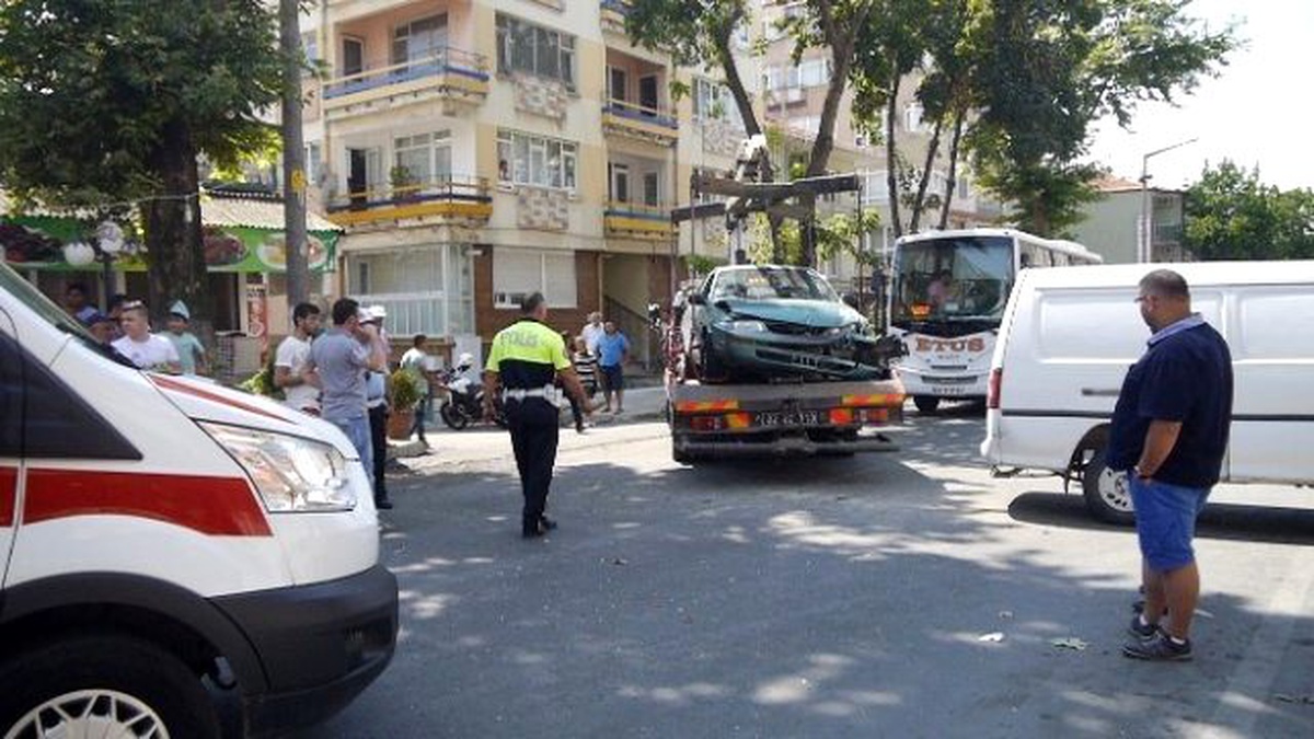Edirne\'de 3 Kişinin Yaralandığı Kaza Kameraya Yansıdı