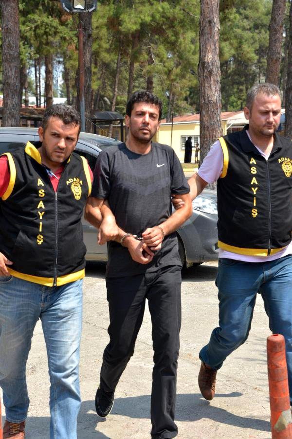Polis, Kaçak Hırsızı Yakalamak İçin 3 Saat Arama Kararı Beklediler