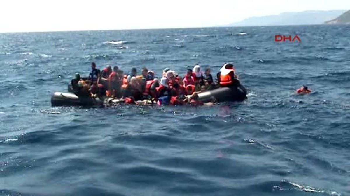 İzmir Yunan Sahil Güvenliği\'nin Çok Tehlikeli Mülteci Önlemi