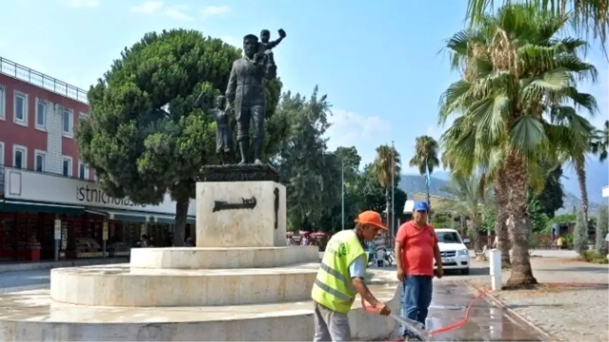 Noel Baba Meydanı\'nda Temizlik ve Bakım Çalışması Yapıldı