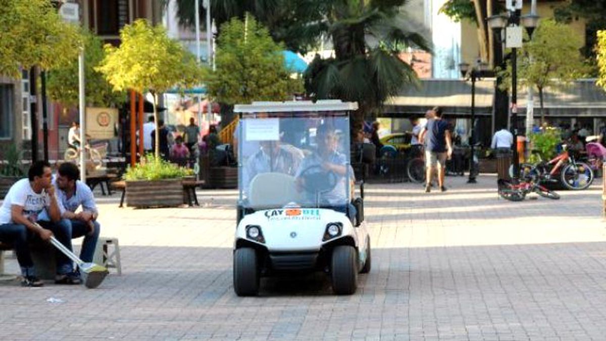 Trafiğe Kapatılan Bulvarda Golf Aracıyla Gezi