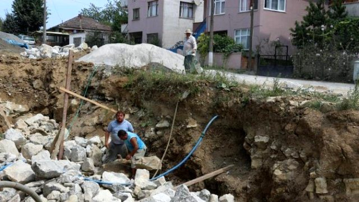 Yol Genişletme ve Taş Duvar Çalışmaları Sürüyor