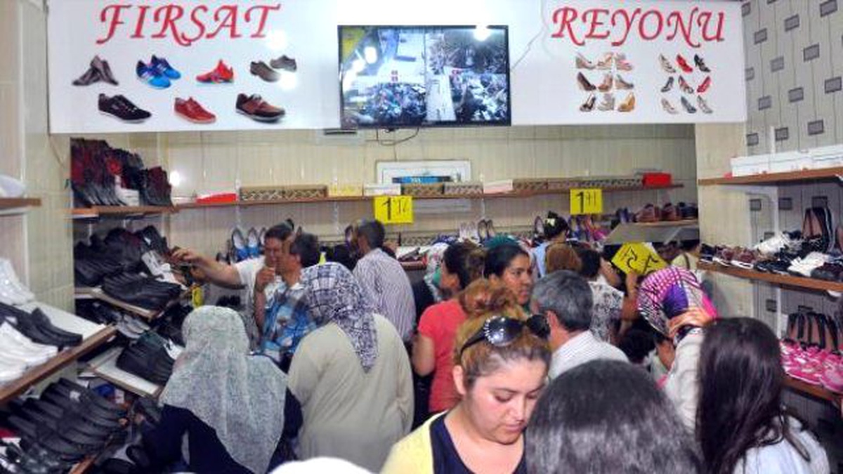 1 Liralık Bin Çift Ayakkabı 1 Saatte Tükendi
