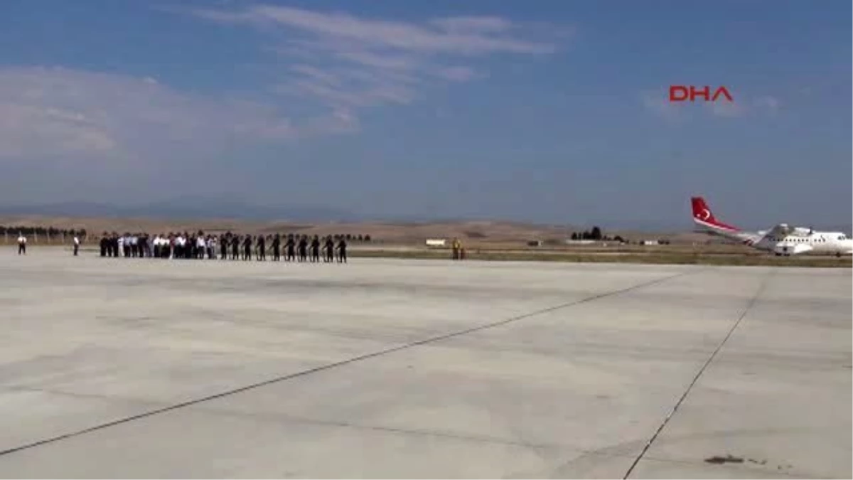 Amasya Şehit Uzman Çavuş Gencer\'in Cenazesi Merzifon Havaalanı\'nda Karşılandı