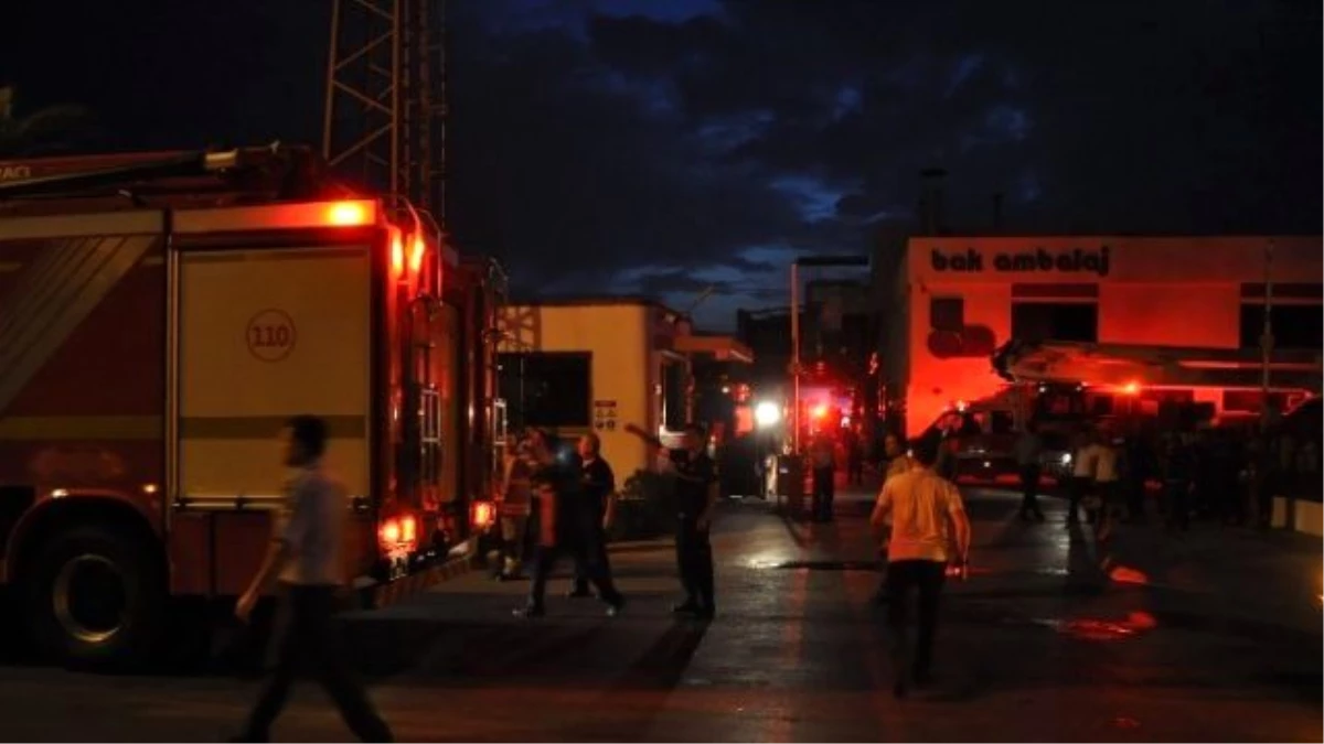Çiğli\'de Ambalaj Fabrikasında Yangın: 1 Ağır Yaralı
