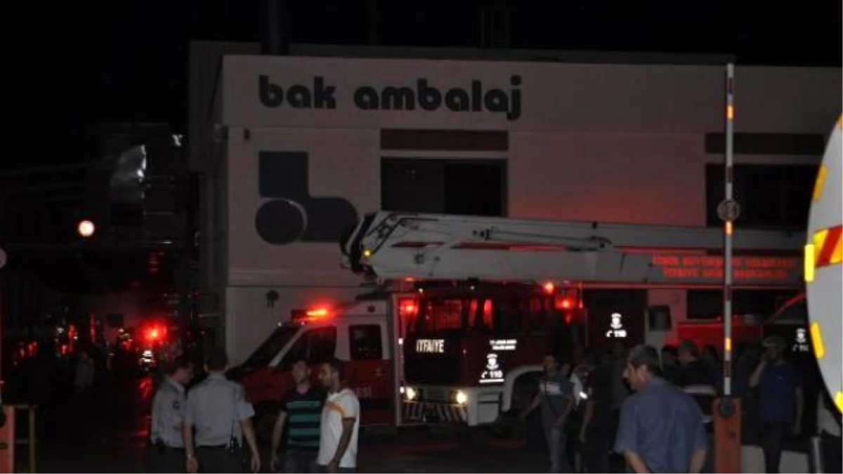 İzmir\'de Ambalaj Fabrikasında Yangın: 1 Yaralı