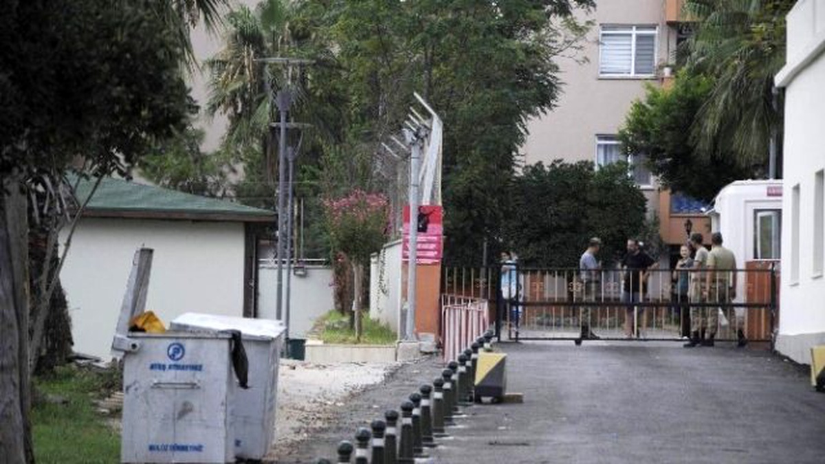 Antalya\'da Askeriye Yakınındaki Şüpheli Fişek Kutusu Korkuttu